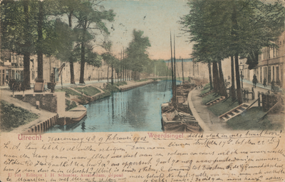 865045 Gezicht op de Stadsbuitengracht te Utrecht met links de voorgevels van enkele huizen aan de Weerdsingel O.Z. met ...